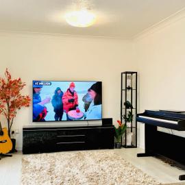 Spacious 5 Bedroom Family House Sleeps 13 Free Parking 5 min driving to Bicester Village, hotel in Bicester