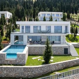 The Luxury Villa by PikHost, хотел в Široka
