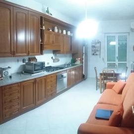 Appartamento 14 posti con cucina e parcheggio privato gratuito, hotel u gradu Candela
