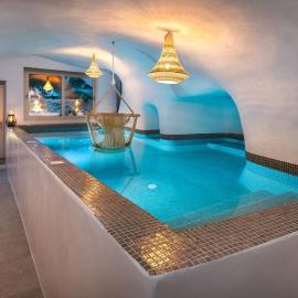 Mystagoge Retreat cave with an indoor pool and gym, hotel Vóthonban