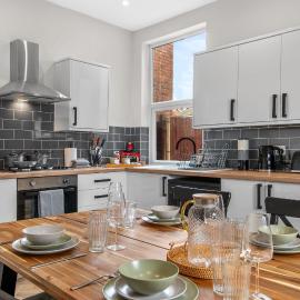 Whitehill - 3-Bed Home from Home, Sleeps 7, Great for Groups & Workers, FREE Parking & Netflix - Hosted by Stay Host Save