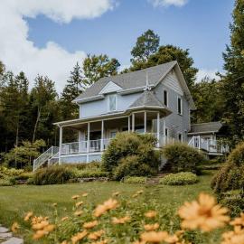 Chalet - Le Blue Hill, hotel di Saint Adolphe D'Howard
