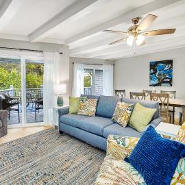 Steps to East Beach & Pet Friendly w/ 2 King Beds, hotel in East End