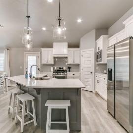Cozy and Contemporary Home in Yukon!, hotel in Yukon