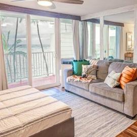 Beachfront Condo with AC, hotel v destinaci Laie