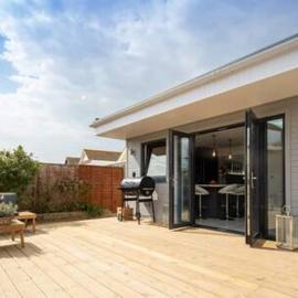 Seaside Bungalow for 6 Close to Village & Beach, hotel in East Wittering
