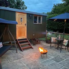 Forest View Shepherd Hut Stag hut，Ewhurst的飯店