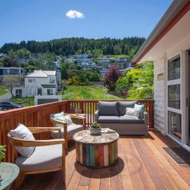Hillside Villa 3- Walk To Town- AC- Free Parking, hotel in Queenstown