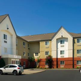 Candlewood Suites Richmond - South by IHG, hótel í Richmond