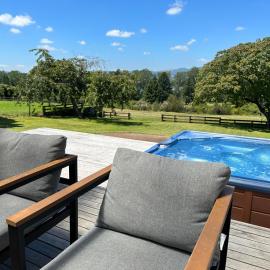 Lake Holiday Home - Spa & Views, hotel in Mangakino