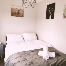 LARGE 3 BEDROOM HOME, 3 BATHROOMS, FREE PARKING, FAST WIFI