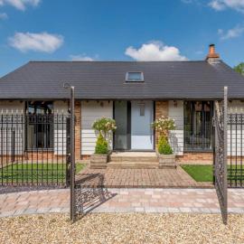 Romantic cottage for 2 with hot tub, hotel in Wimborne Minster