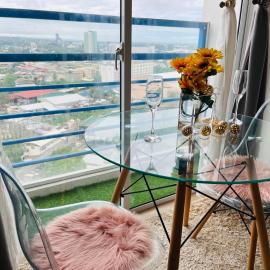 Bright Studio Sleeps 3 with Parking and City view