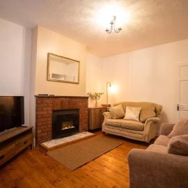 Gloucester City - Birchmore House - 2 Bedroom End Terrace Property Near To City Centre & Hospital With On-Street Parking - Sleeps 5 - Great For Hospital Workers & Contractors - Hosted by RENTMYHOUSE, hotel in Gloucestershire