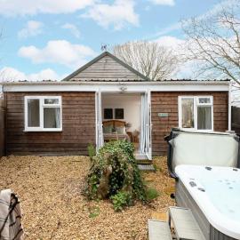 Meadow Cottage - Secluded Woodland Cottage with Private Hot Tub, hotel u gradu Blandford Forum