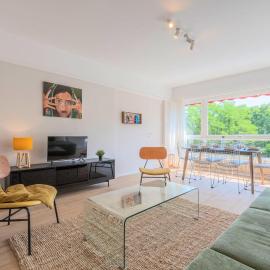 Spacious 3 bedroom apartment & private parking!