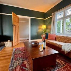 Cosy Launceston Spa Cottage w Fire Pit and BBQ โรงแรมในRoyal Park
