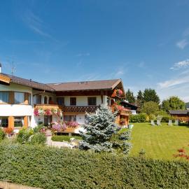 Haus Jäger Ferienwohnungen mit Indoor-Pool inkl. Chiemgaukarte, hotel en Ruhpolding
