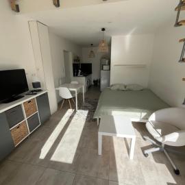 Studio cosy et climatisé - Tout équipé - Parking privé, hotel u gradu Roaix
