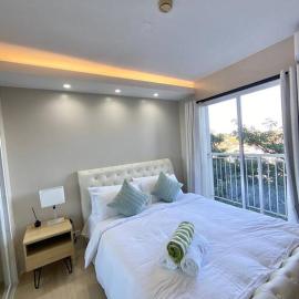 Modern Oasis: Pool + Netflix, hotell i Manila