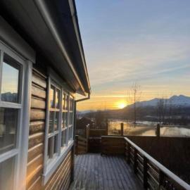 Cozy 2 bedroom cottage with hot tub, khách sạn ở Akureyri