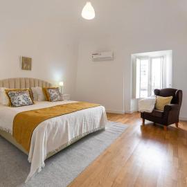 Home near Évora's main square with private terrace، فندق في ايفورا