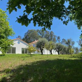 Catrinandes - Retreat Center, hótel í Tondela