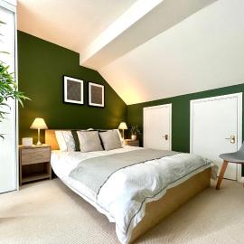 1 Bed - Sleeps 4 - Parking - 15 mins Gatwick