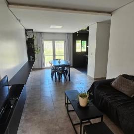Casa J moderna con amplio jardín en barrio de profesionales, hotel u gradu 'San Salvador de Jujuy'