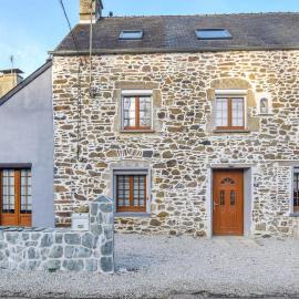 Cozy Home In Quettehou With Wifi, hotel v destinácii Quettehou