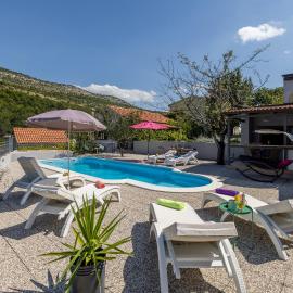 JOVI-relaxing, fenced, private, heated pool & view