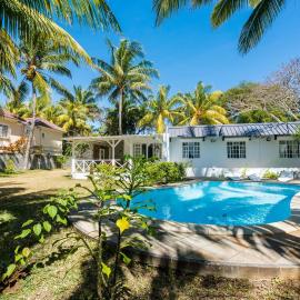 Cosy private bungalow pool 5 mins to beach