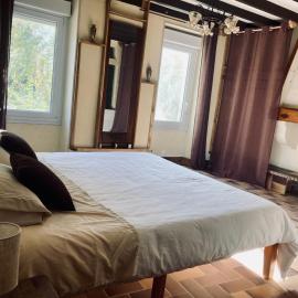 Chambre avec salle de bain privée à la campagne, מלון בLaruscade