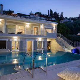 Villa Theretro, with superb view, hotel a Apolpaina