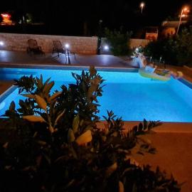 Luxury apartman Ani Sutivan Brač s bazenom i jacuzzijem, hotel u Sutivanu