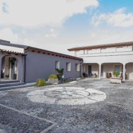 Domo San Leone Uta - Guest House Storica con Vasca Idromassaggio, Giardino e Parcheggio Privato, hotel u gradu Uta