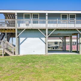 Walk to Crystal Beach! Family & Pet-Friendly Haven