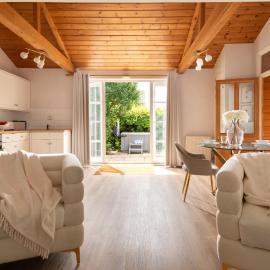 Luxurious Snowdrop Cabin with Private Hot Tub, Hotel in Blandford Forum