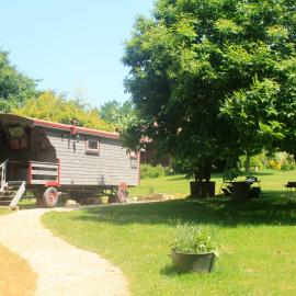 Belle Roulotte unique en pleine campagne Au Jardin de la Vouivre, hotel in Saint-Vincent-en-Bresse