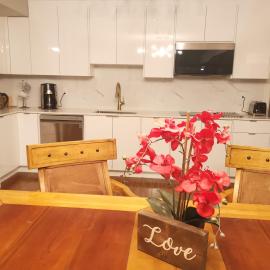 JESI'S NEW HOUSE, Self Enter 2BR, Whole Suite, Close to White Rock Beach & US Border، فندق في سوري