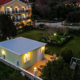 Dallas Hotel, hotel a Svoronata
