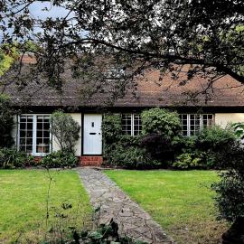 Picturesque 5 Bed Cottage Lingfield, Surrey، فندق في Felbridge