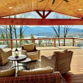 Glamp House Lake and Mountain Views Hot Tub by Hiawassee Glamping, hotel in Hiawassee