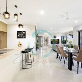 Zenhouse Vista Elegant 5BR Coastal Haven, Hotel in Leanyer