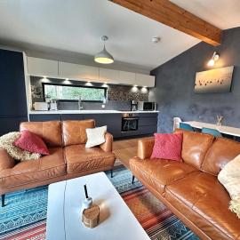 Chy Cos. South facing lodge with balcony & views., hotel in St. Agnes