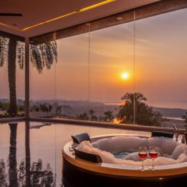 StayVista's Lake Pearl Serenity - Riverside, Mountain-View Villa with Jacuzzi, Sprawling Lawn & Terrace, Hotel in Dhār Khurd