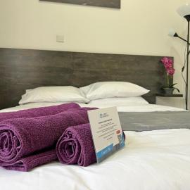 Apollo Rooms by Albert's Apartment، فندق في لارنكا