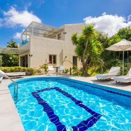 Villa Sevos, hotel u gradu 'Loutra'