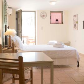 Poliana Estate Studios, hotel din Kotrónion