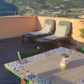 Poggio에 위치한 호텔 Casa tipica ligure con splendida vista sulla montagna
